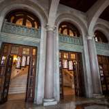 Attraverso un grande portone accediamo nel vano contenente la monumentale scalinata che porta ai piani superiori, permettendo anche l�accesso alla collezione d�arte della Pinacoteca Corrado Giaquinto